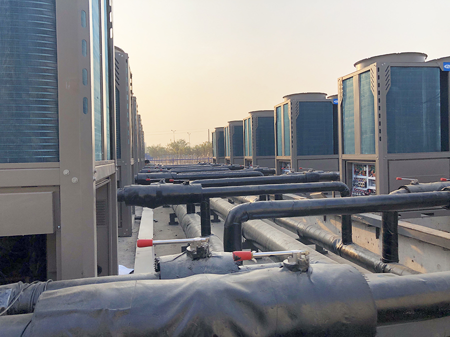 设备,缓冲水箱,循环泵,控制柜,控制开关等均集中在小区换热站的控制室